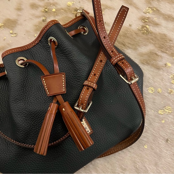 NWOT Dooney & Bourke Pebble Grain Kendall Crossbody Navy & Leather - Picture 2 of 8